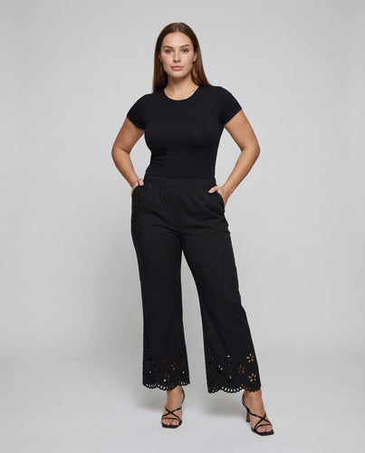Damen Boho-Spitzenbluse mit Biesen, Stehkragen und Puffärmeln.