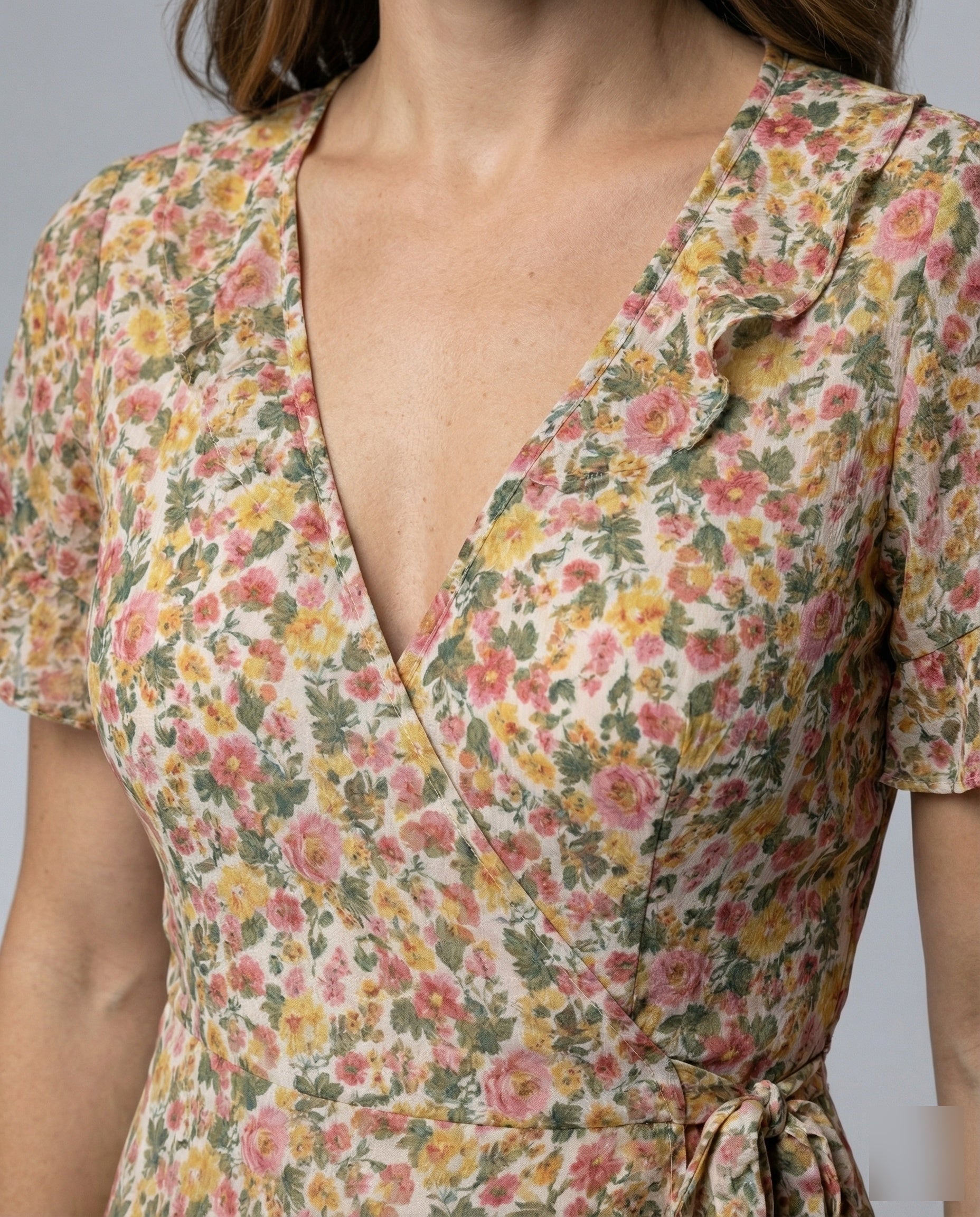 Damen Wickelkleid mit asymmetrischem Rüschensaum