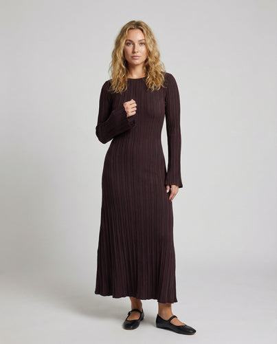 Damen nan fließendes Maxi-Kleid mit feiner Längsfaltenstruktur, Rundhalsausschnitt und dezent ausgestelltem Saum R&B