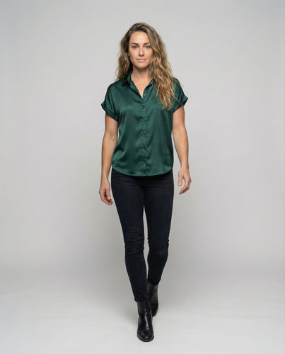 Damen nan locker kastige Kurzarm-Hemdbluse aus seidenähnlichem Satin mit Kentkragen und Umschlagärmeln R&B