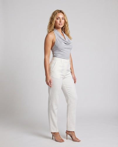 Damen ärmellose Bluse mit zeitlosem Wasserfall-Ausschnitt und fein gestreiftem Design