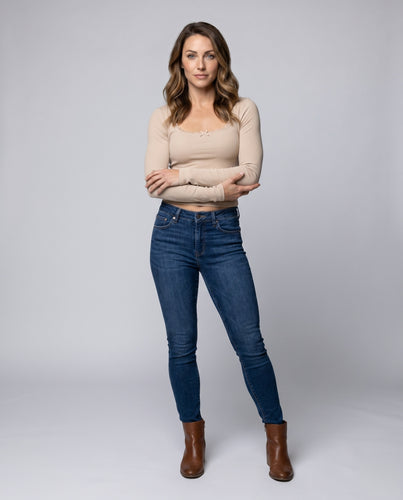 Damen Langarm-Crop-Top aus geripptem Material mit dekorativem Ausschnitt