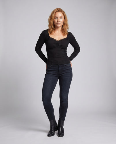 Damen Longsleeve mit zartem Spitzenbesatz und gerafftem Design