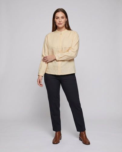 Damen luftige Leinenbluse mit minimalistischer Knopfleiste und eleganten Details