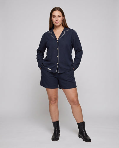 Damen Schlafanzug-Set aus natürlichem Baumwollmaterial mit eleganten Details
