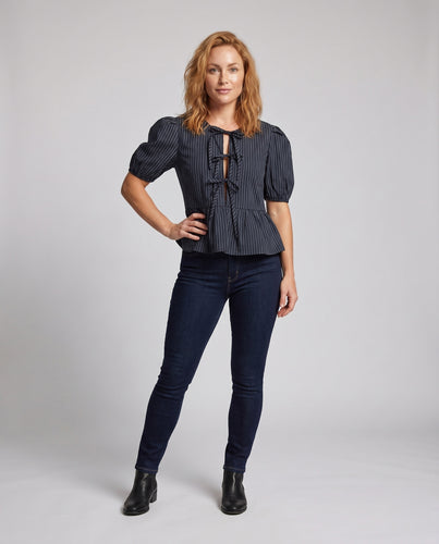 Damen Blusenshirt mit elegantem Rüschendesign und raffinierten Bindefronten R&B