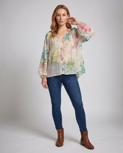 Damen Leichte und fließende Bluse mit floralem Design und süßen Knopfdetails R&B