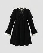 Damen Arztkleid mit eleganten Puffärmeln und kontrastierenden Kragen