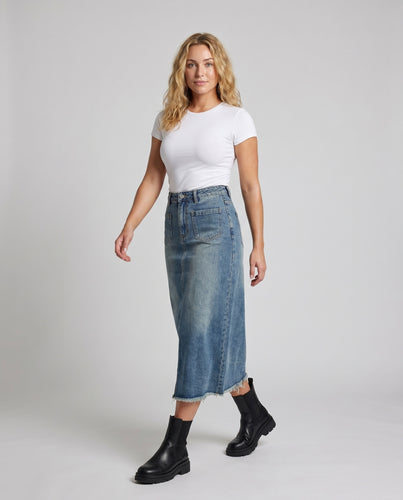 Damen Denim-Maxirock mit ausgefranstem Saum und seitlichen Taschen
