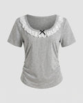 Damen T-Shirt mit Spitzenkragen und seitlichen Rüschen
