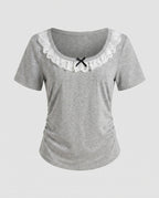 Damen T-Shirt mit Spitzenkragen und seitlichen Rüschen