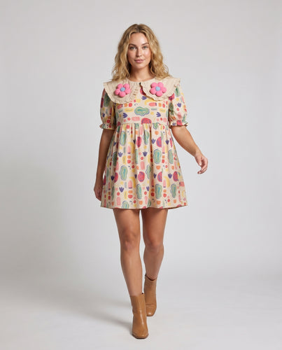 Damen Verspieltes Kleid mit auffälligem Blütenapplikationen und Rüschendetails