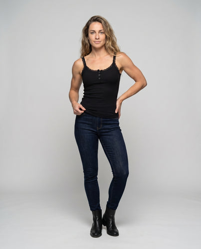 Damen nan feines Maschen-Cami mit Spitzenbesatz, Zierknopf-Leiste und anschmiegsamer Silhouette