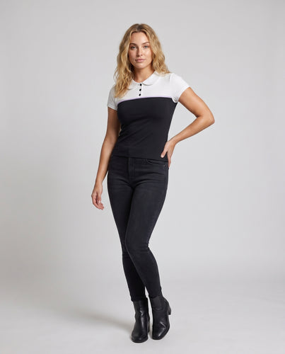 Damen nan figurbetontes Jersey-Top mit rundem Kragen, Zierknopfleiste und kontrastierendem Brustbesatz
