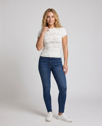 Damen nan figurbetontes Kurzarmshirt aus weichem Baumwolljersey mit handschriftlichem Print und feiner Kantenpaspel