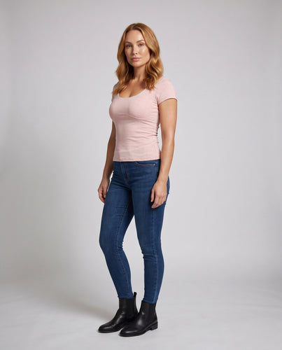 Damen nan figurbetontes Kurzarmshirt mit tiefem Rundhalsausschnitt, formender Unterbrustnaht und feiner Slub-Struktur