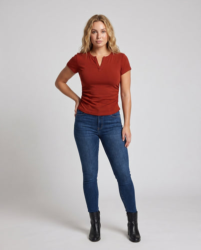 Damen nan figurbetontes Kurzarmshirt mit V-Schlitz und breitem Steg sowie seitlicher Raffung