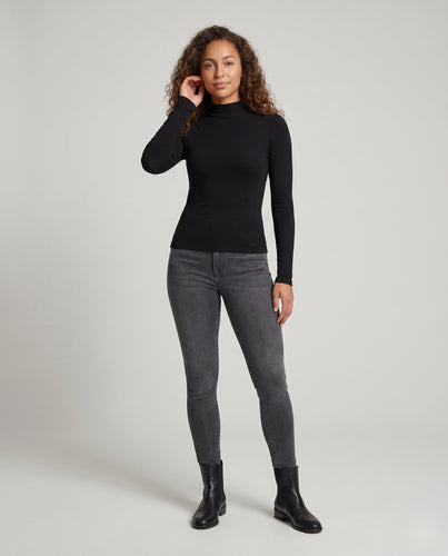 Damen nan figurbetontes Langarm-Basicshirt aus Mikromodal mit konturierenden Brustnähten und verlängerten Manschetten