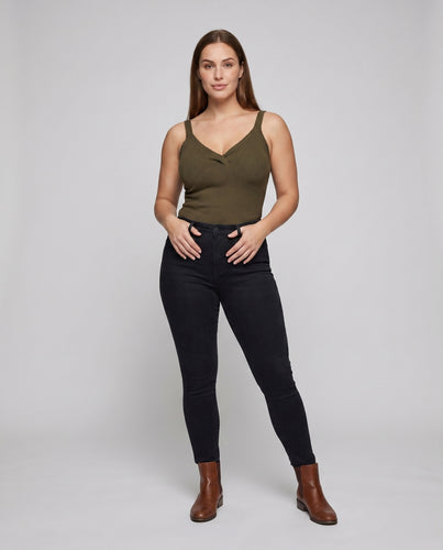 Damen nan figurbetontes Rippstrick-Cami mit V-Ausschnitt, Spitzenabschluss und Twist-Detail