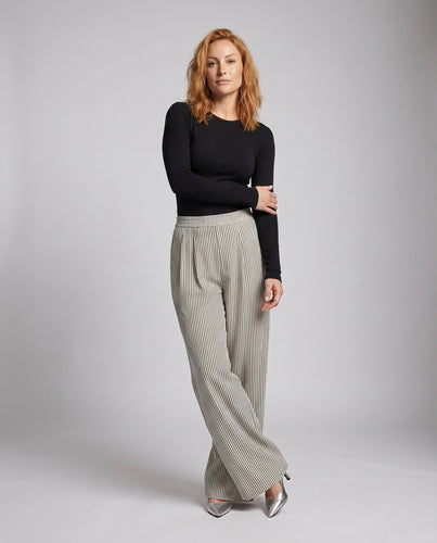 Damen nan hochtaillierte Plissee-Hose mit weitem Bein und vertikaler Nadelstreifenoptik, elastischem Komfortbund