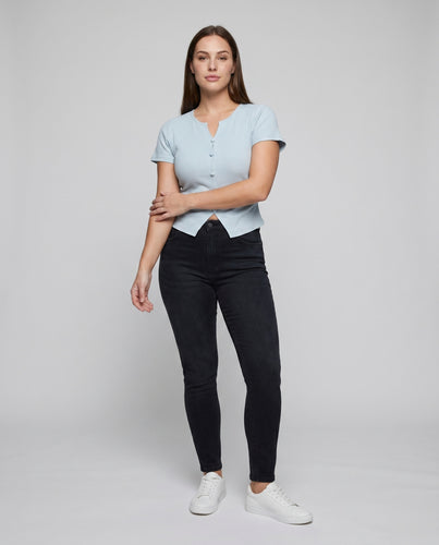Damen nan kurzes Rippstrick-Top mit mittiger Knopfleiste, V-Schlitz und geschwungenem Zipfelsaum