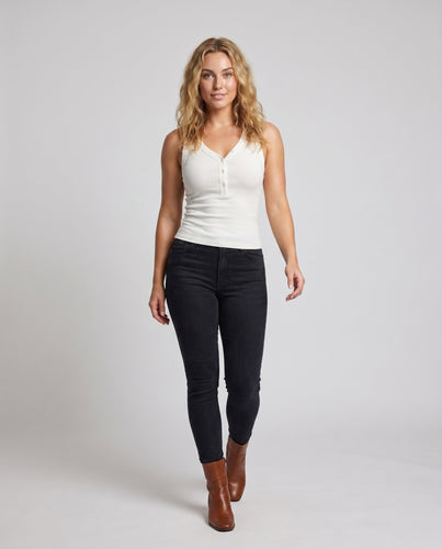 Damen nan minimalistisches Henley-Top aus Stretch-Rippjersey mit kurzer Knopfleiste