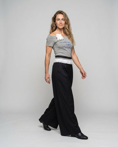 Damen nan Off-Shoulder Feinstricktop mit handschriftlichem Schriftzug und angenähtem Spitzenbund