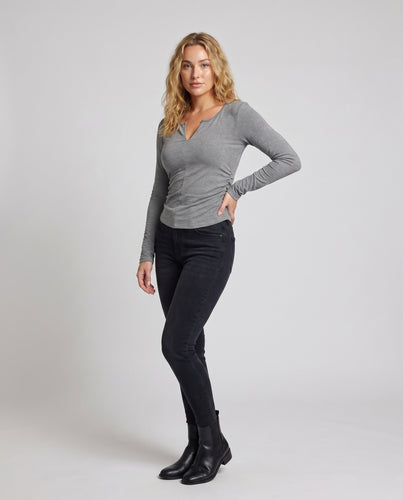 Damen nan schmal geschnittenes Feinjersey-Langarmshirt mit U-Boot-Ausschnitt und seitlicher Tunnelzug-Raffung