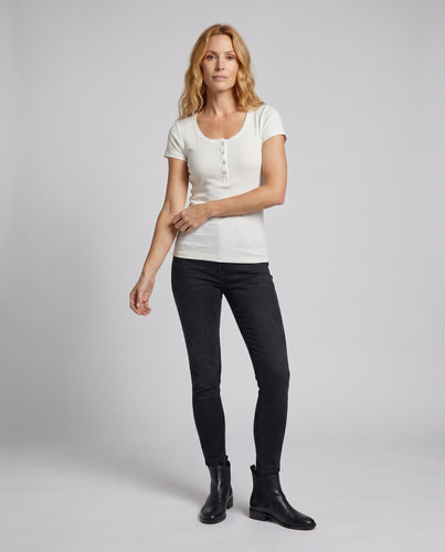 Damen nan schmal geschnittenes Henley-Basictop mit kurzer Knopfleiste, weicher Baumwoll-Modal-Mischung und formenden Seitennähten