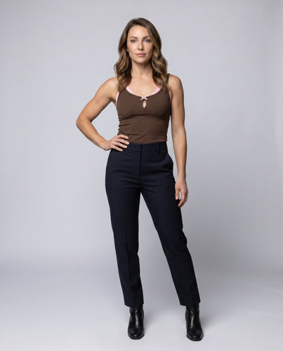 Damen nan tailliertes Cami mit Schlüsselloch-Detail und integriertem Bustier kombiniert mit hochtailliertem Hosenrock-Jogger