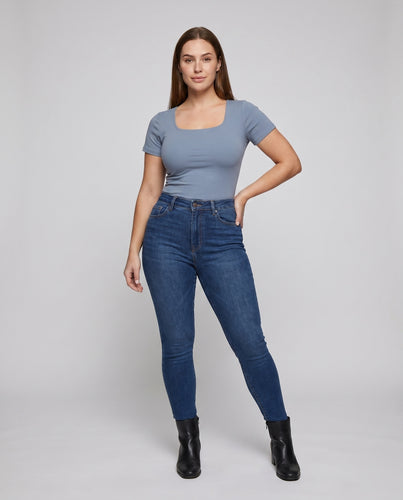 Damen nan tailliertes Cropped-Shirt mit quadratischem Ausschnitt, elastischem Feinjersey und formenden Seitennähten