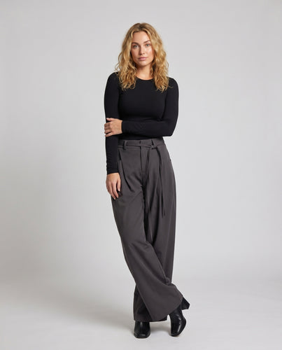 Damen nan weite High-Waist Palazzo-Hose mit Bindegürtel und seitlichen Aufsatztaschen