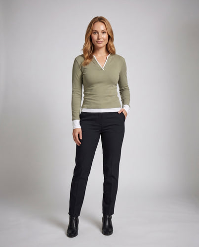 Damen nan zweilagiges Langarmshirt in Lagenoptik mit V‑Schlitz, kontrastierten Manschetten und schmaler Silhouette