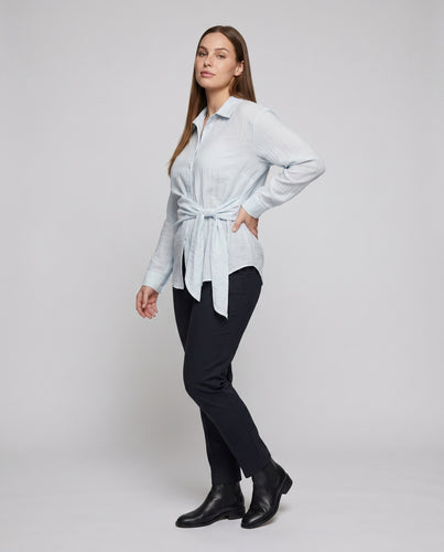 Damen Hemdbluse mit schickem Wickeldesign und eleganten Knopfdetails