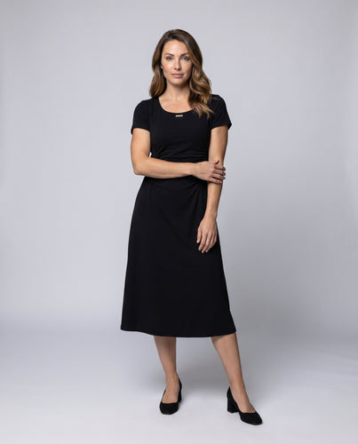 Damen Midi-Kleid mit schmeichelndem Wickeldesign und eleganten Rüschen