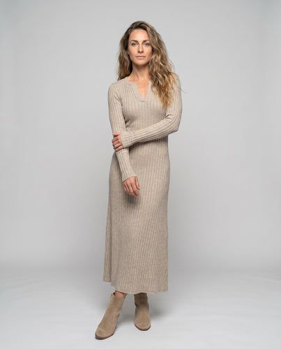Damen Strickmaxikleid mit raffinierter Knopfleiste und elegantem V-Ausschnitt
