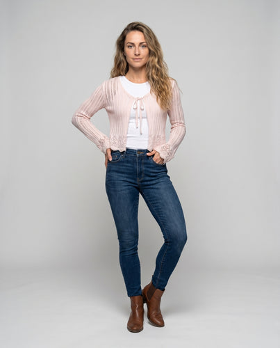 Damen Cropped Strickjacke mit Spitzenakzenten