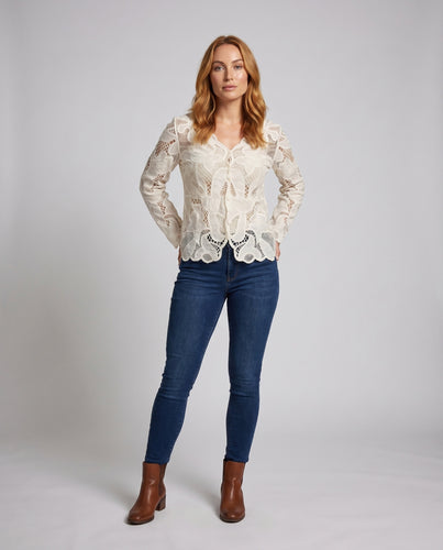 Damen Elegante Spitzenbluse mit floralen Mustern und detailverliebten Rüschenelementen