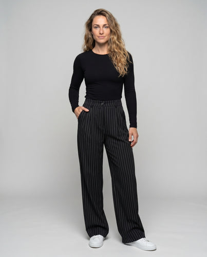 Damen Weit geschnittene Hose mit eleganten Falten und feinen Streifen