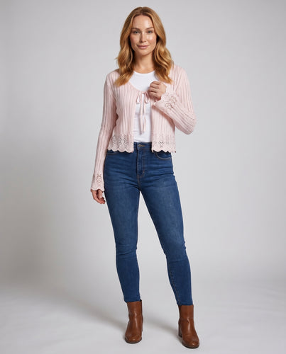 Damen Zarte Strickjacke mit Lochmuster und Rüschendetails