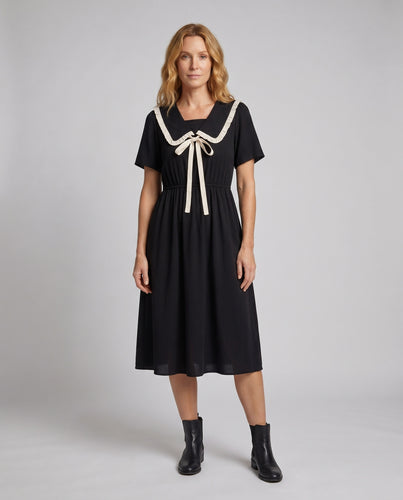 Damen Midi-Kleid mit kontrastierenden Rüschendetails und tailliertem Schnitt