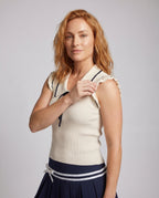 Damen Outfit mit Kragen und Faltenrock - Detail Oberteil