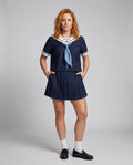 Damen Outfit mit Kragen und plissiertem Rock - Vorderansicht