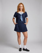 Damen Outfit mit Kragen und plissiertem Rock - Vorderansicht