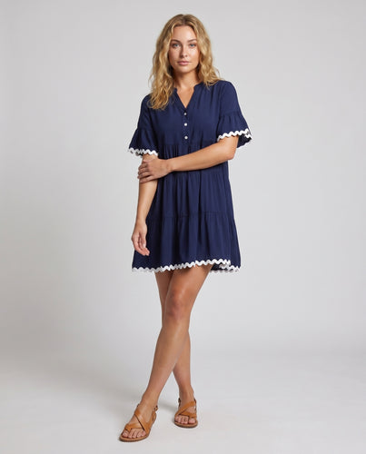 Damen luftiges Kleid mit eleganten Rüschendetails und Knopfleiste