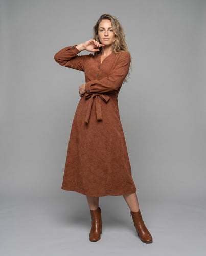 Damen Maxikleid mit tailliertem Schnitt und eleganter Knopfleiste