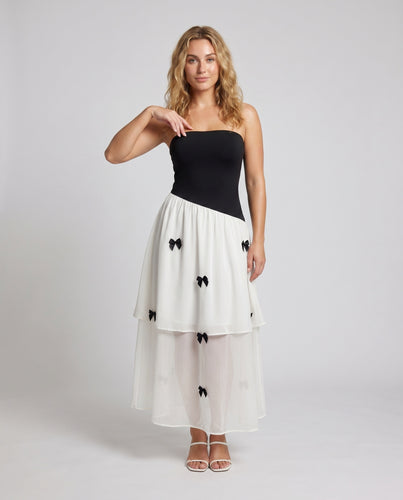 Damen Maxikleid mit trägerlosem Design und elegantem Rüschenbesatz