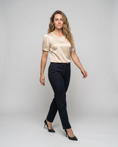Damen Seidenbluse mit perlbesetztem Rundhalsausschnitt und leichtem Puffärmel