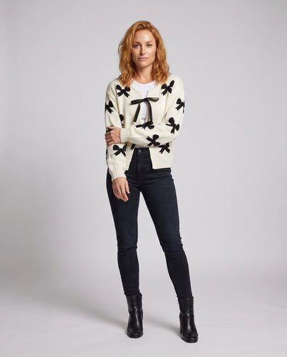 Damen Strickjacke mit Schleifenmuster und sportlichen Bändchen