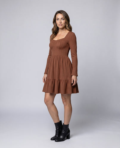 Damen Strickkleid mit Figurschmeichelndem Design und Volantabschluss